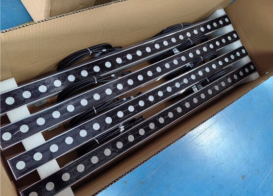 Proiettori a parete esterni con temperatura colore 2700K-6500K progettati per una resa cromatica costante e il funzionamento in diverse condizioni atmosferiche