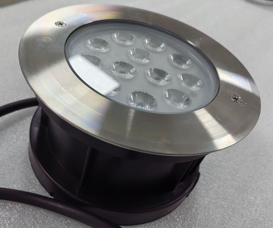 Luci per piscina a LED da 1KG con cassa in acciaio inossidabile 316L e griglia IK10 progettate per applicazioni di illuminazione subacquea
